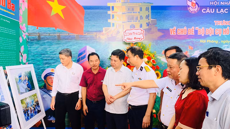 Các đại biểu xem trưng bày giới thiệu ảnh "Bộ đội Cụ Hồ- Người chiến sĩ hải quân".