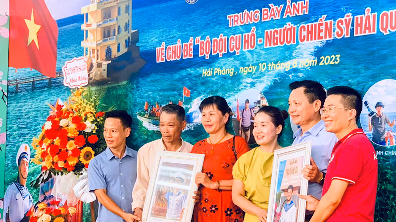 Các nghệ sĩ nhiếp ảnh trao ảnh chụp các chiến sĩ hải quân trên đảo Trường Sa tặng thân nhân các gia đình chiến sĩ.