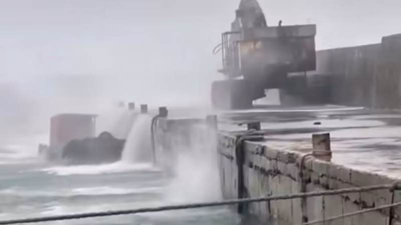 Hình ảnh mưa to, sóng lớn do ảnh hưởng của bão số 2 tại âu cảng Bạch Long Vĩ (Hải Phòng). (Ảnh: CTV)