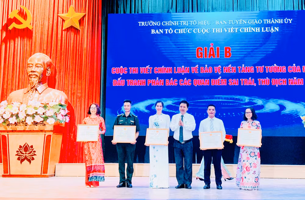 Ban tổ chức trao giải cho các tác giả trong cuộc thi chính luận Bảo vệ nền tảng tư tưởng của Đảng năm 2022.