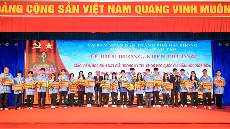 Biểu dương, khen thưởng các học sinh có thành tích xuất sắc.