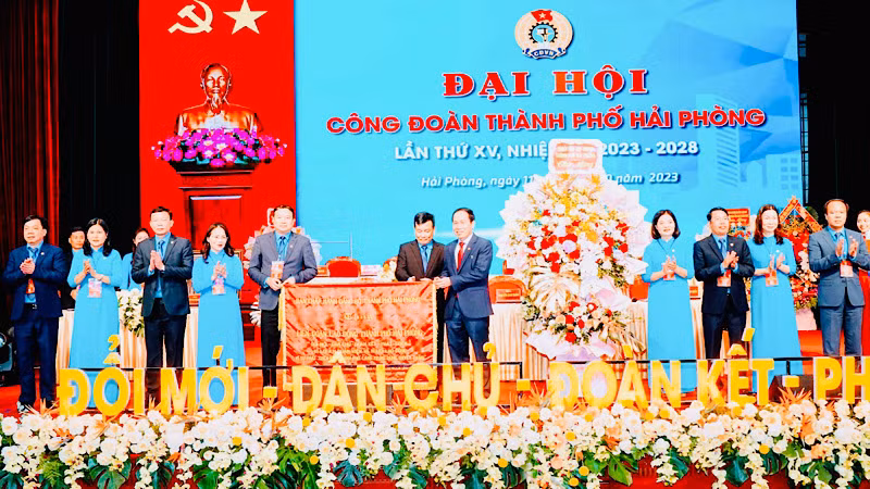 Bí thư Thành ủy Hải Phòng Lê Tiến Châu trao bức trướng của Ban chấp hành Đảng bộ Hải Phòng tặng Liên đoàn Lao động thành phố.