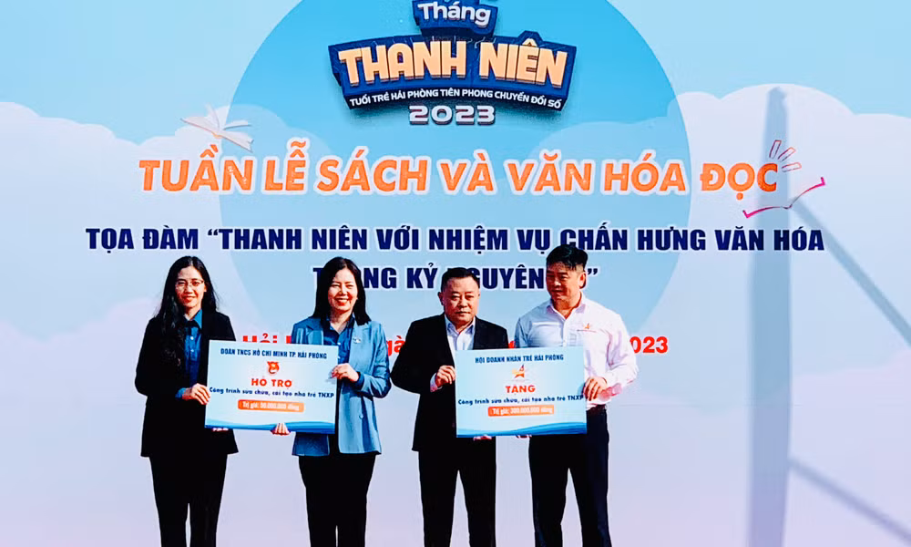 Các nhà tài trợ trao công trình thanh niên tặng Liên đội Thanh niên xung phong Bạch Long Vĩ. Các nhà tài trợ trao công trình thanh niên tặng Liên đội Thanh niên xung phong Bạch Long Vĩ.