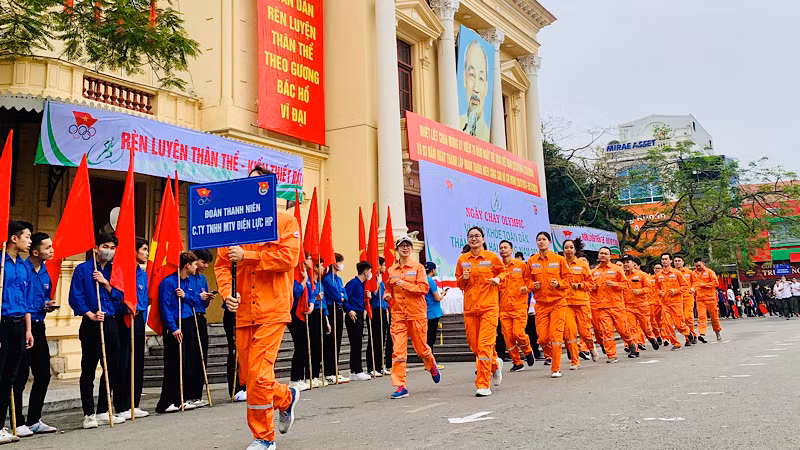 Đoàn Thanh niên của nhiều đơn vị, doanh nghiệp cũng tham gia ngày chạy.