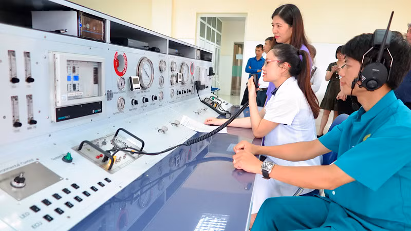 Vận hành buồng oxy cao áp điều trị các ca ngộ độc khí CO.