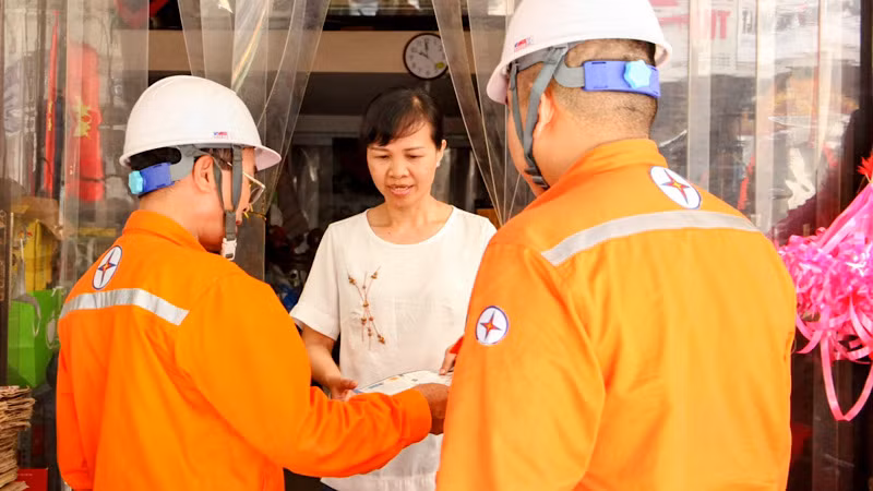 Vận động các tầng lớp nhân dân chung tay cùng thực hiện tiết kiệm điện vẫn là giải pháp quan trọng khắc phục tình trạng thiếu hụt nguồn cung điện trong nắng nóng hiện nay.