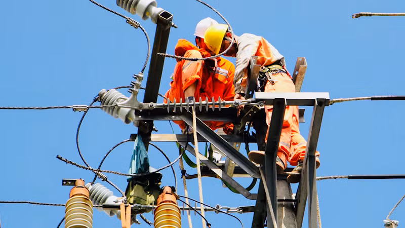 Công nhân Điện lực Hải Phòng thường phải căng mình trong nắng nóng để khắc phục sự cố, nhanh chóng đóng điện trở lại phục vụ sản xuất và đời sống nhân dân.