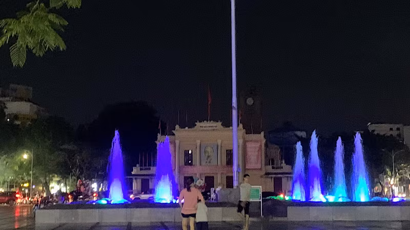 Ngay khu vực trung tâm thành phố Hải Phòng, việc hạn chế chiếu sáng, thực hiện tiết kiệm điện đã được thực hiện thường xuyên.