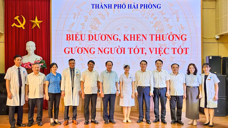 Các đồng chí lãnh đạo thành phố Hải Phòng, Sở Y tế, quận Kiến An, Bệnh viện Trẻ em Hải Phòng cùng điều dưỡng viên Nguyễn Thị Thảo tại buổi biểu dương.