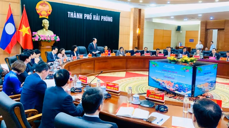 Đoàn đại biểu cấp cao Đảng Nhân dân Cách mạng Lào và lãnh đạo Thành ủy Hải Phòng trao đổi tại cuộc làm việc.