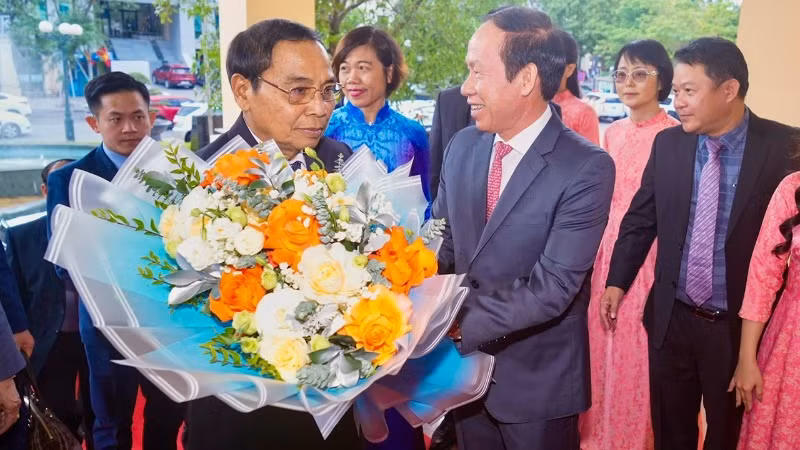 Bí thư Thành ủy Hải Phòng Lê Tiến Châu đón đồng chí Bounthong Chitmany, cùng Đoàn đại biểu cấp cao Đảng Nhân dân Cách mạng Lào thăm và làm việc tại thành phố Hải Phòng.