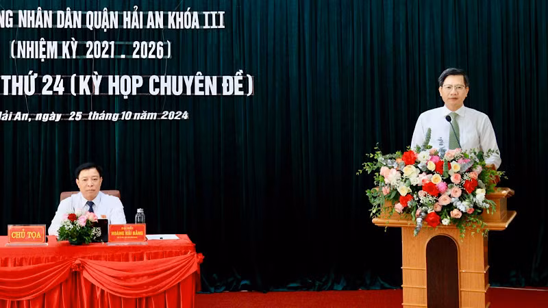 Phó Chủ tịch Thường trực Ủy ban nhân dân thành phố Hải Phòng Lê Anh Quân phát biểu tại kỳ họp.