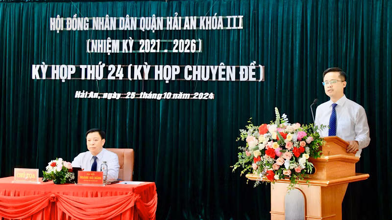 Tân Chủ tịch Ủy ban nhân dân quận Hải An Nguyễn Anh Tuấn phát biểu nhận nhiệm vụ mới.