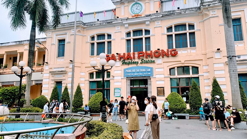 Ga Hải Phòng đưa hoạt động đón trả khách đi và đến Hà Nội bằng tàu hỏa trở lại bình thường.