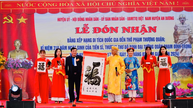 Dâng thư pháp tại Đền thờ Phạm Thượng Quận.