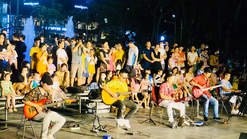 Các ban nhạc biểu diễn âm nhạc đường phố.