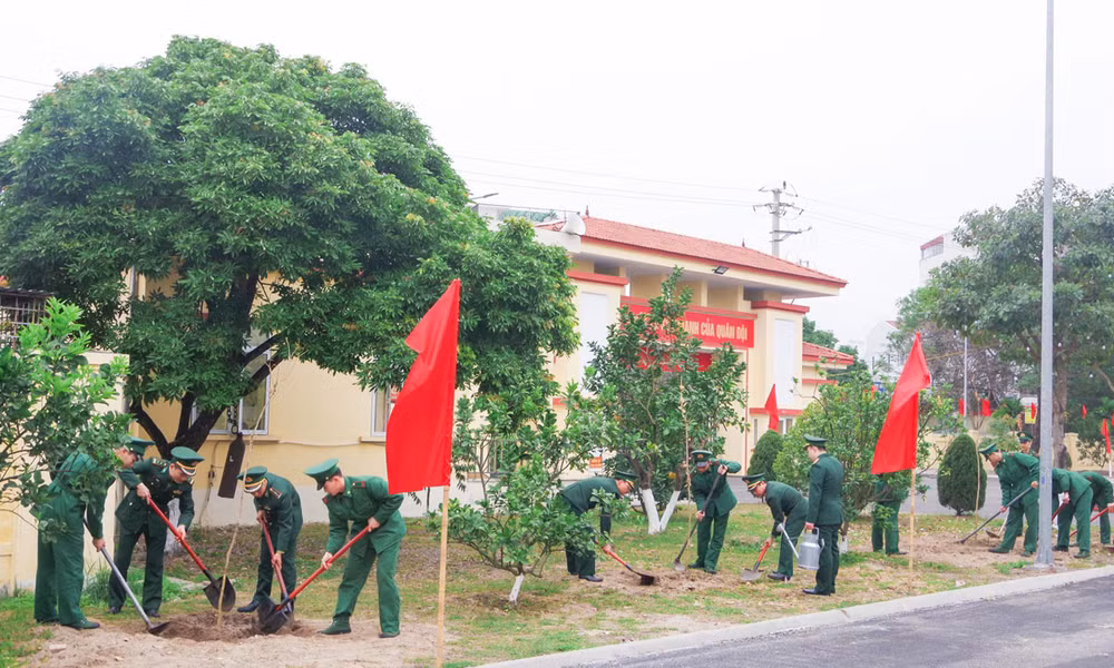Các chiến sĩ Bộ đội Biên phòng Hải Phòng trồng cây tại nơi đóng quân. (Ảnh: Cổng Thông tin điện tử Hải Phòng)