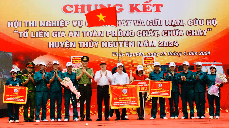 Lãnh đạo Công an thành phố Hải Phòng và huyện Thủy Nguyên trao giải cho các đội thi xuất sắc.