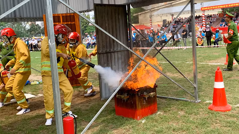 Các đội tham gia thi thực hành chữa cháy.