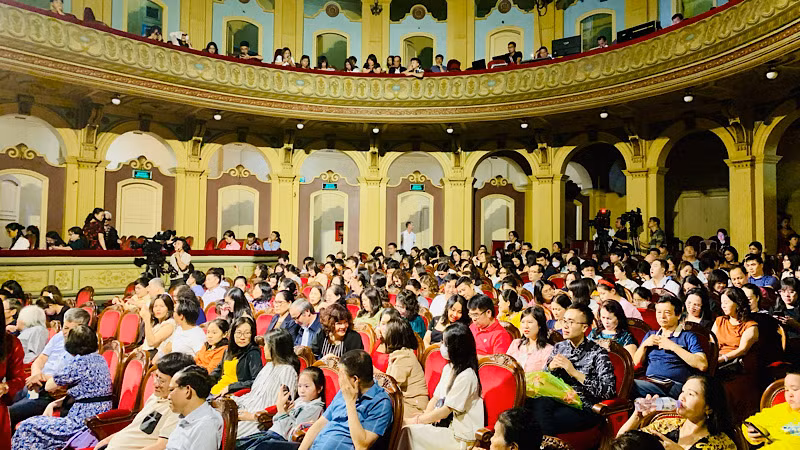 Đông đảo khán giả thưởng thức vở diễn tại Nhà hát thành phố - "thánh đường" nghệ thuật của Hải Phòng.