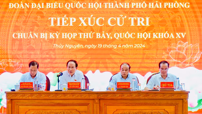 Các đại biểu Quốc hội thành phố Hải Phòng tiếp xúc cử tri huyện Thủy Nguyên.