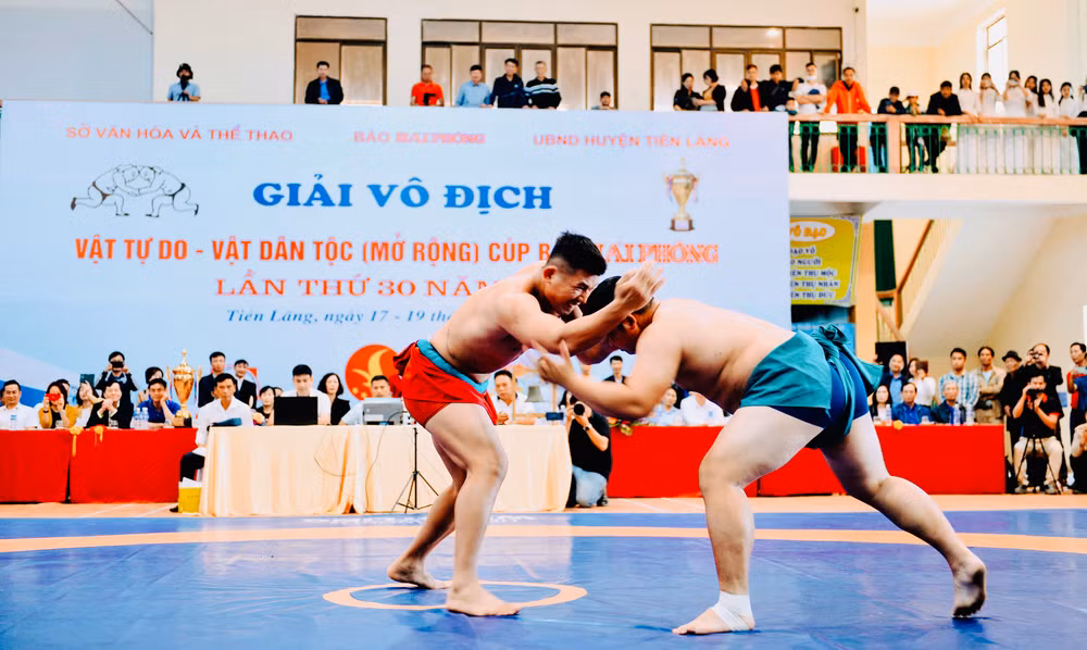 Một pha tranh tài trong giải vô địch vật tự do-vật dân tộc Cúp Báo Hải Phòng.