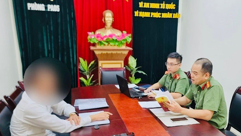 Phòng An ninh mạng và phòng, chống tội phạm sử dụng công nghệ cao (Công an thành phố Hải Phòng) lập biên bản, xử phạt người đăng tin sai sự thật trên Facebook.