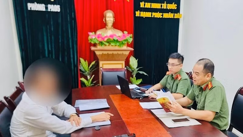 Phòng An ninh mạng và phòng, chống tội phạm sử dụng công nghệ cao (Công an thành phố Hải Phòng) lập biên bản, xử phạt người đăng tin sai sự thật trên Facebook.