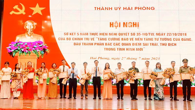 Lãnh đạo thành phố Hải Phòng trao Bằng khen tặng các cá nhân có thành tích xuất sắc.