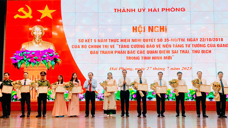 Lãnh đạo thành phố Hải Phòng trao Bằng khen tặng các tập thể có thành tích xuất sắc trong công tác bảo vệ nền tảng tư tưởng của Đảng.
