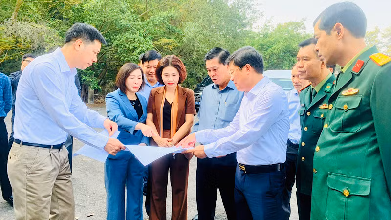 Chủ tịch thành phố Hải Phòng cùng các ngành chức năng và quận Đồ Sơn đi thị sát để giải quyết những tồn tại về quản lý, sử dụng đất đai phục vụ phát triển du lịch Đồ Sơn.