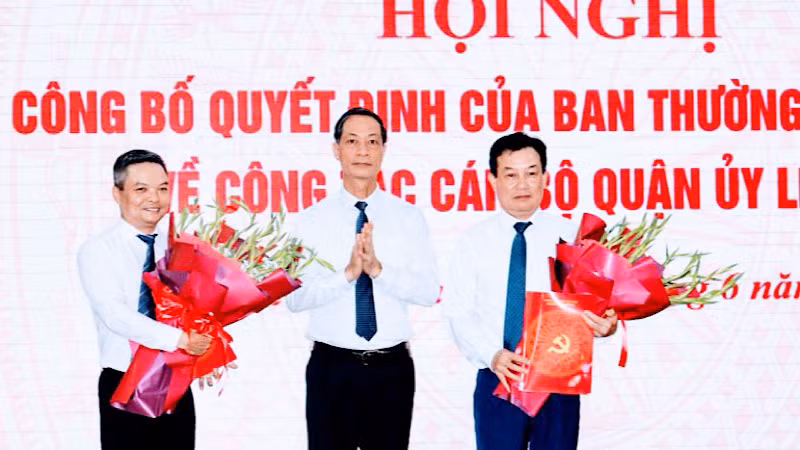 Phó Bí thư Thường trực Thành ủy Hải Phòng trao quyết định và chúc mừng đồng chí Nguyễn Văn Phiệt (phải) và Nguyễn Hoàng Linh (trái) tiếp tục hoàn thành tốt nhiệm vụ của mình trên cương vị mới.
