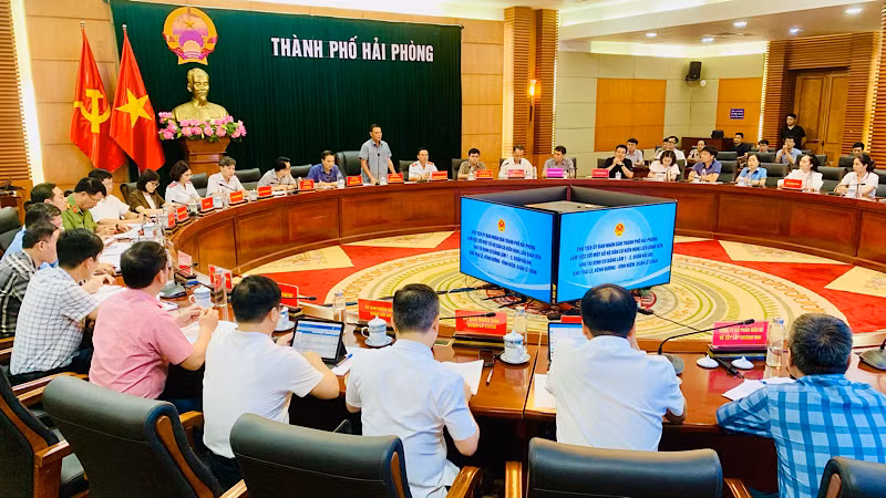 Quang cảnh đối thoại giải quyết kiến nghị của người dân về đất đai tại các khu tái định cư.