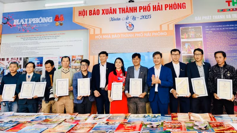 Hội Nhà báo thành phố Hải Phòng đã trao chứng nhận bìa báo Tết đẹp tặng các đơn vị.