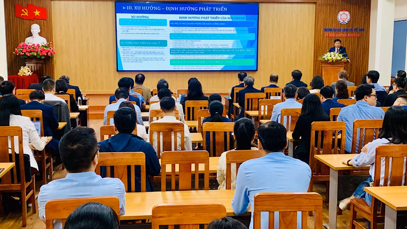 Hội thảo “Khu kinh tế ven biển phía nam-Động lực mới cho phát triển kinh tế Hải Phòng” tại Trường đại học Hàng hải Việt Nam.