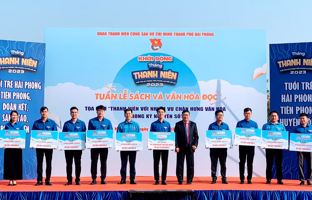 Trao tủ sách "Mỗi thanh niên một cuốn sách làm bạn" tặng tổ chức Đoàn các địa phương. Trao tủ sách "Mỗi thanh niên một cuốn sách làm bạn" tặng tổ chức Đoàn các địa phương.