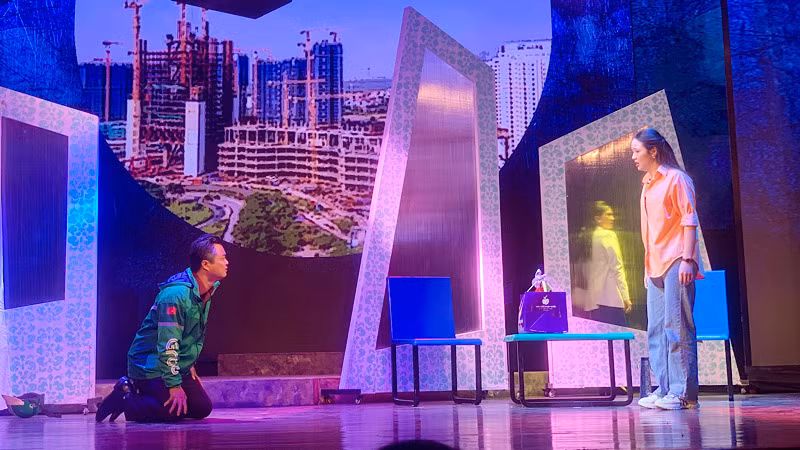 Tình tiết éo le trong cuộc sống được đẩy lên cao trào trong vở diễn.