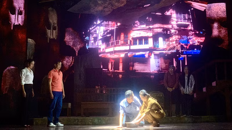 Những tấm "mặt nạ" cần được phơi bày, gột rửa để tạo dựng lên truyền thống gia đình tốt đẹp thực sự.