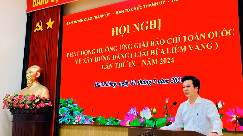 Đại diện lãnh đạo Ban Tổ chức Thành ủy Hải Phòng giới thiệu về kết quả công tác xây dựng Đảng trên địa bàn thành phố.