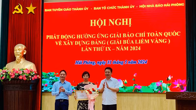 Hội Nhà báo thành phố biểu dương, khen thưởng hội viên đoạt giải Búa liềm vàng năm 2023.