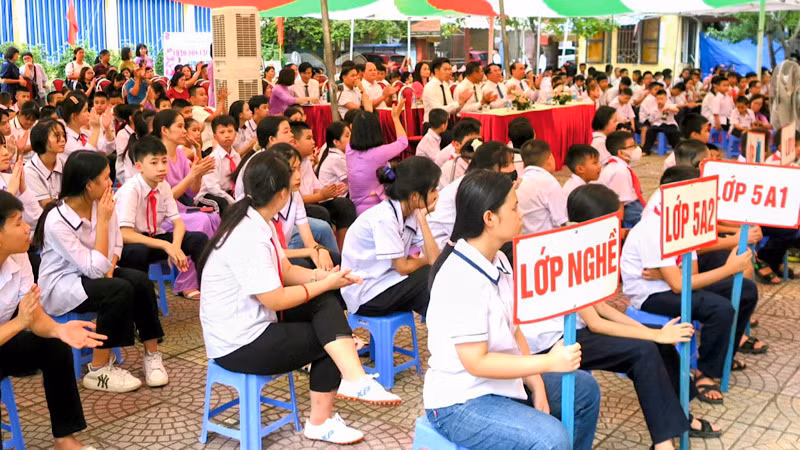 Học sinh Trường khiếm thính trong ngày khai giảng.