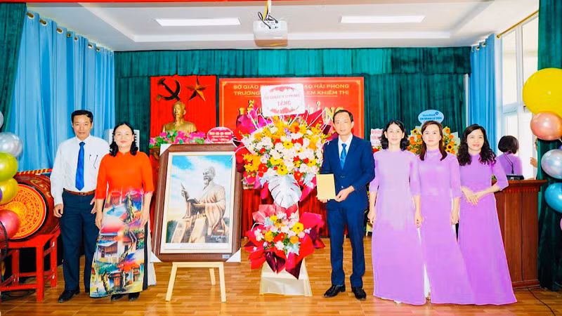 Lãnh đạo Sở Giáo dục và Đào tạo Hải Phòng chung vui khai giảng với thầy và trò Trường nuôi dạy trẻ khiếm thị.