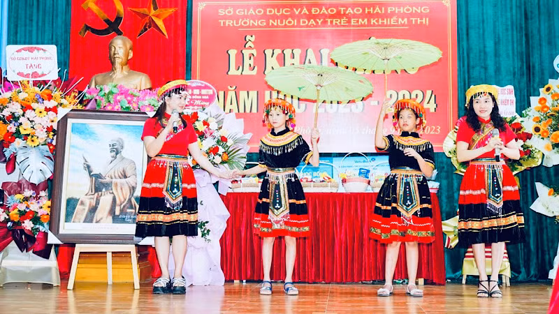 Biểu diễn văn nghệ trong ngày khai giảng của học sinh Trường nuôi dạy trẻ khiếm thị.