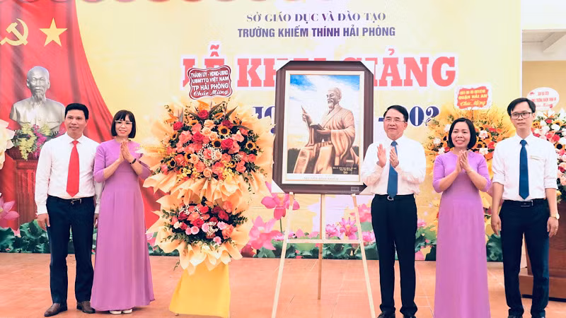 Lãnh đạo thành phố Hải Phòng chung vui cùng thầy và trò Trường khiếm thính Hải Phòng trong ngày khai giảng.