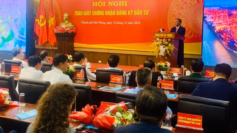 Chủ tịch Ủy ban nhân dân thành phố Hải Phòng phát biểu tại lễ trao Giấy chứng nhận đầu tư. Chủ tịch Ủy ban nhân dân thành phố Hải Phòng phát biểu tại lễ trao Giấy chứng nhận đầu tư.