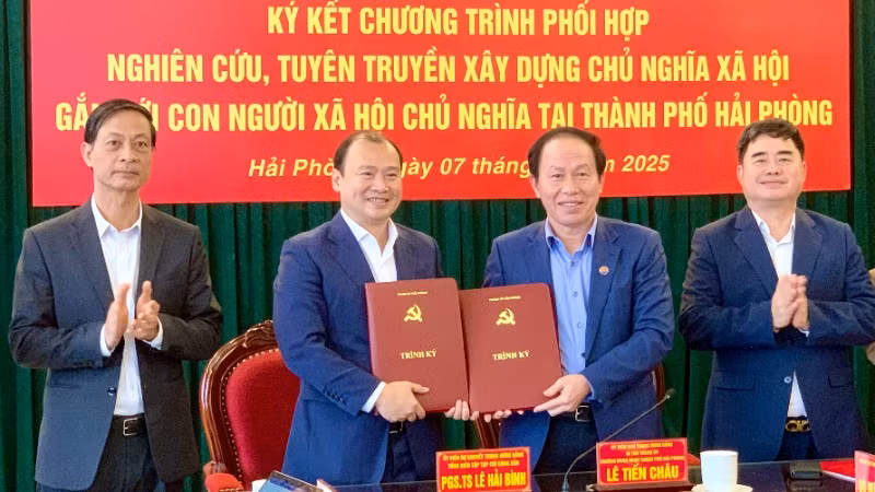 Thành ủy Hải Phòng và Tạp chí Cộng sản ký kết Chương trình phối hợp nghiên cứu, tuyên truyền xây dựng Chủ nghĩa xã hội và con người Xã hội chủ nghĩa tại thành phố Hải Phòng.