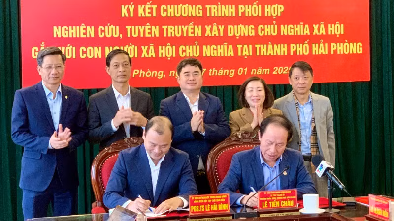 Bí thư Thành ủy Hải Phòng và Tổng Biên tập Tạp chí Cộng sản ký kết văn bản phối hợp.