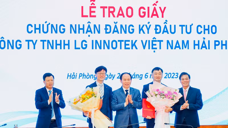 Lãnh đạo thành phố Hải Phòng trao Giấy chứng nhận đầu tư cho Công ty LG Innotek Việt Nam Hải Phòng.