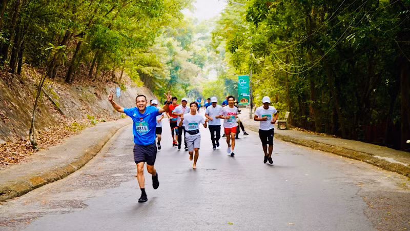 Các vận động viên tham gia giải chạy cũng được trải nghiệm phong cảnh tuyệt vời trên cung đường lên đỉnh đồi Thiên Văn