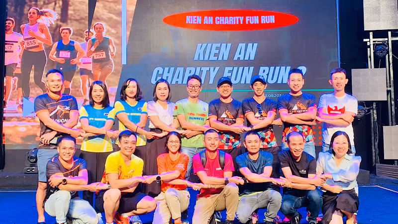 Đại diện một số đội vận động viên bán chuyên nghiệp của nhiều địa phương, đơn vị tham gia giải chạy.